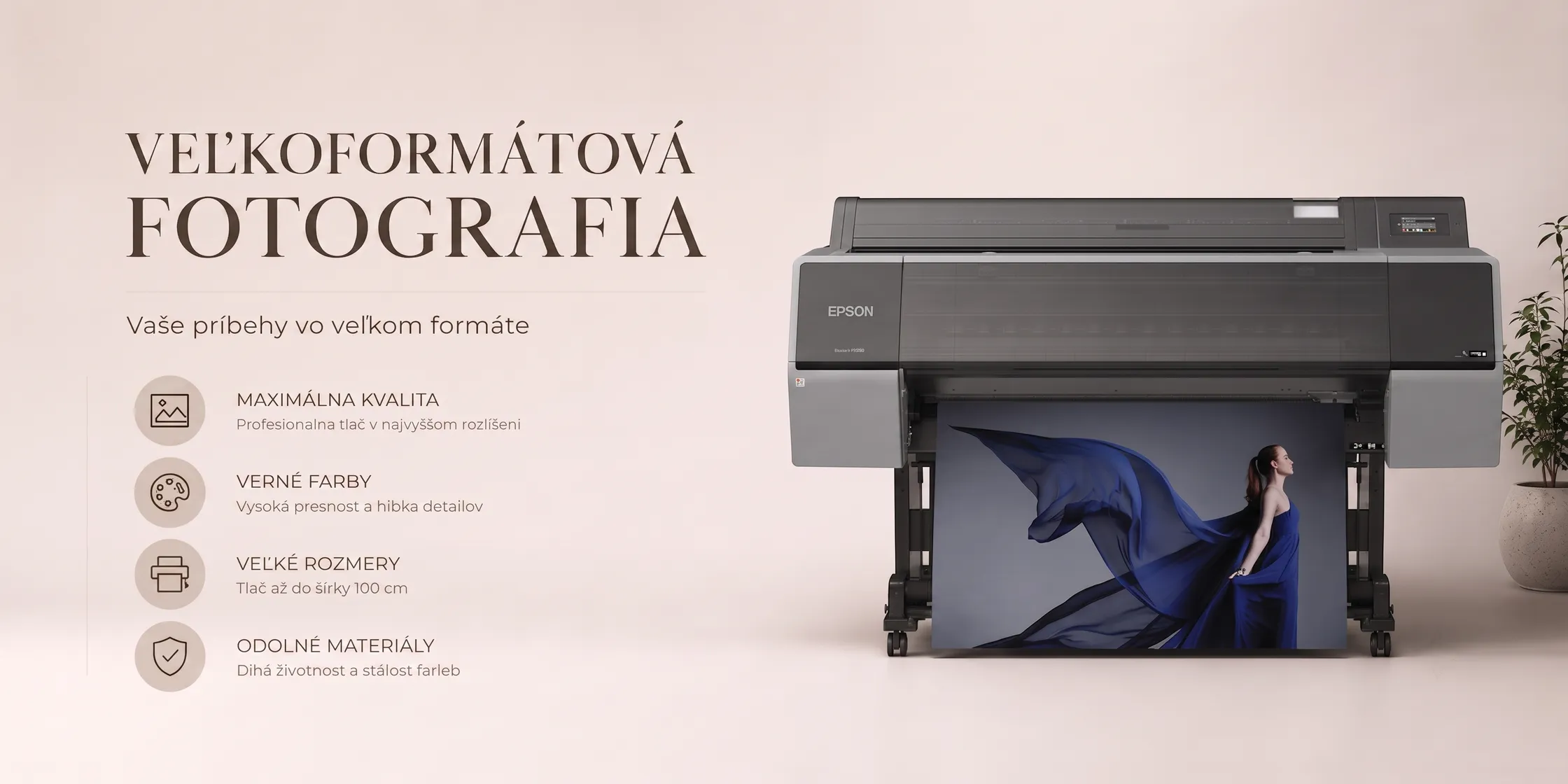 Veľkoformátová fotografia — vaše príbehy vo veľkom formáte. Veľkoformátová tlačiareň Epson tlačiaca fotografiu ženy v modrej látke.